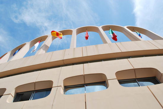 Im Viertel Fontvieille befindet sich das Stadion Louis II. Und hier spielt der AS Monaco FC auf, der staatliche Fußballverein, der in der französischen Liga mitspielt. Wobei ich jetzt keine Ahnung habe, in welcher Liga und wie erfolgreich/-los. Das Stadion fasst jedenfalls bemerkenswerte 18.500 Zuschauer