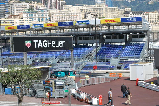 Aber es ist Mitte April - die Vorbereitungen für das berühmteste Formel-1-Rennens, ever - laufen auf Hochtouren