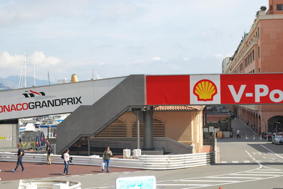 Das Rennen ist legendär, denn nur hier verläuft es mitten durch eine bewohnte Stadt. Es gibt die Haarnadelkurve, den Tunnel, whatever. Ich habe keine Ahnung davon. Nachtrag: Nico Rosberg hat 2015 gewonnen.