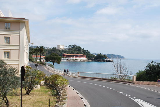 Irgendwo hier gibt es noch den berühmten Club Jimmy´z, wo die haute volée abtanzt. Und den Monaco Sporting Club, auch so ein Ding, wo man nicht hineinkommt, wenn man nicht zum Jet-Set gehört...