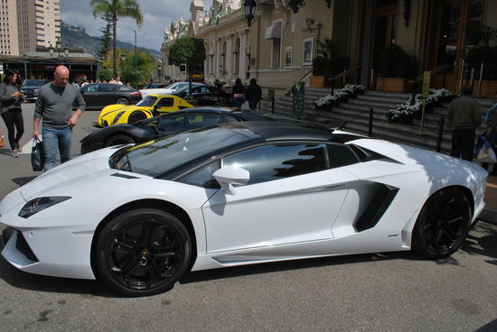 Lamborghini - aber man geht normal damit um, hier. Bis auf die Touristen, rastet keiner aus, angesichts dieses Anblickes. Es fährt hier auch sowieso kaum irgendetwas herum, was nicht Porsche, BMW oder Daimler ist... und das ist das "normale" Zeug. Exklusiver wird´s, wenn die Italiener ins Spiel kommen: Maserati, Lamborghini, Ferrari und die Bond-Fraktion ist auch unterwegs mit Aston Martin, Jaguar und Rolls Royce. Erstaunlicherweise habe ich nur eine einzige Corvette gesehen, das ist wohl zu vulgär... Zur Beruhigung: Es gibt auch manchmal einen stinknormalen Renault, VW oder Citroen zu sehen - mit Beulen, Rost und co...