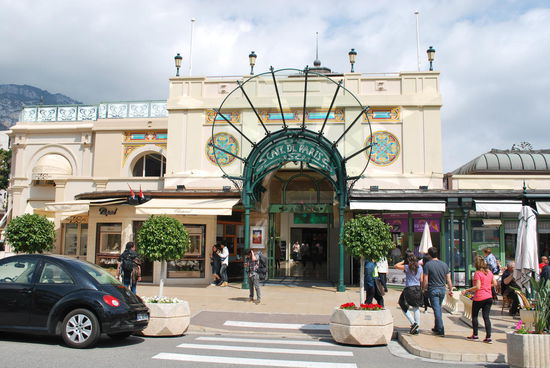 Joah, das ist das Café de Paris und eine schnuckelige Einkaufspassage, die Geschäfte sind sowas von fies teuer, ich persönlich suche nur nach einer Toilette, die ich nicht finde.