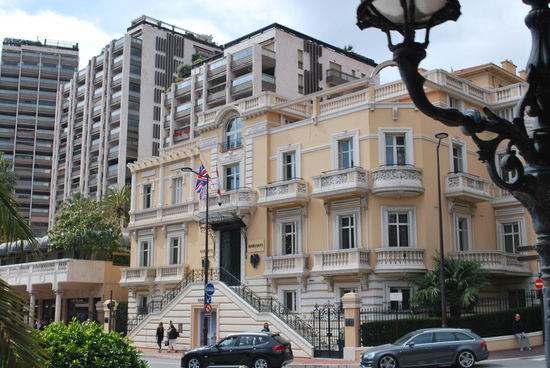 MONACO ? Schick, besuchenswert, aber nicht unbedingt lebenswert. Und ja, übrigens gibt es auch in Monaco Streiks ! Ich habe eine Demonstration gesehen von streikendem Küchenpersonal, bzw. Restaurantpersonal. Für bessere Arbeitszeiten und höhere Löhne. Finde ich gut, wenn nicht hier, wo sonst kann und soll man das durchsetzen ?