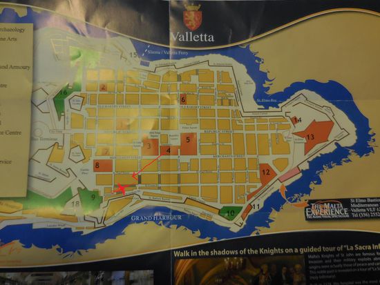 Kreuz und Pfeil in rot weisen auf die Lage des altehrwürdigen British Hotels - es war das 1. Hotel der Stadt - und wird nun renoviert. Warum man diese Maßnahme nicht in der absoluten low-season im Winter durchgezogen hat, ist mir ein Rätsel...