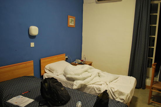 schlicht und einfach, aber sauber, zweckmäßig und mit Balkon