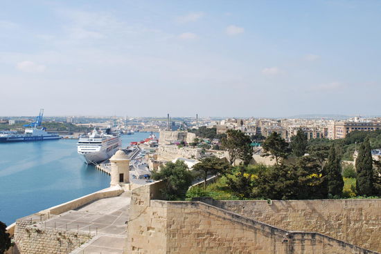 ...verbunden mit einem Fahrstuhl zur Lascaris-Kaianlage und der waterfront, wo auch das Kreuzfahrtterminal liegt