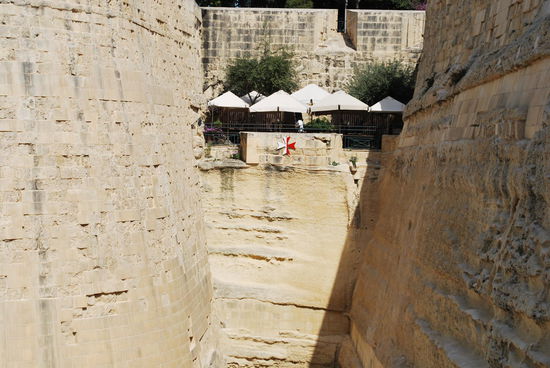 Malteserkreuz inmitten der Befestigungsanlage von Valletta