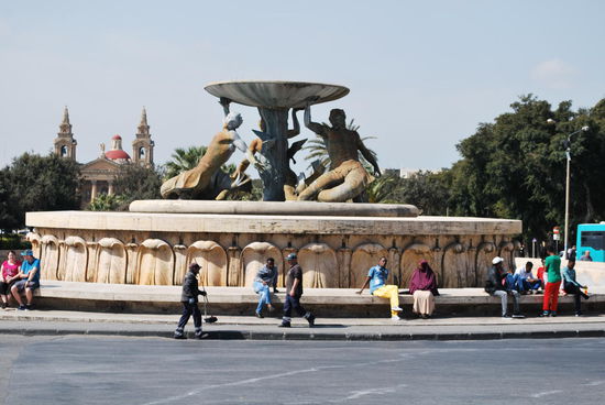 eben außerhalb der Festung Valettas: Der zentrale Busbahnhof mit dem Tritonen-Brunnen
