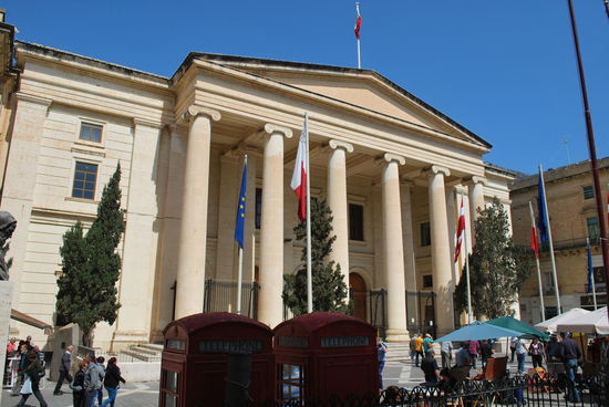 die typischen, alten, roten, britischen Telefonzellen vor dem Justizpalast