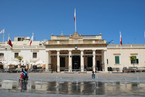 gegenüber des Großmeisterpalastes ein Spuckbrunnen