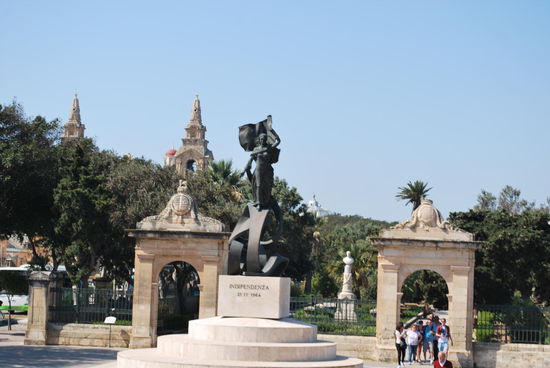 So, dieses Ding ist das Unabhängigkeitsdenkmal (1964) und steht in der Nähe des Busbahnhofes...