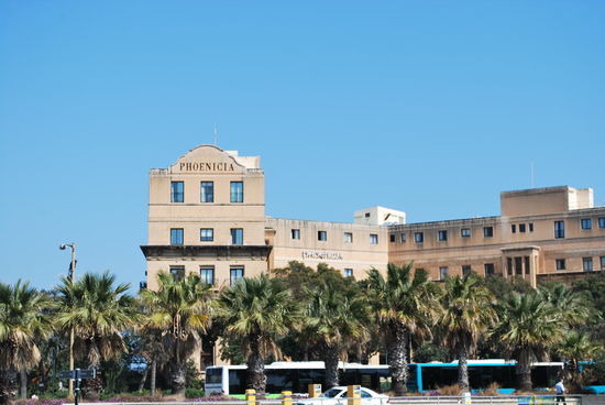 ...genau wie das Phoenicia-Hotel, vor dessen Haustür die roten Doppeldecker abfahren