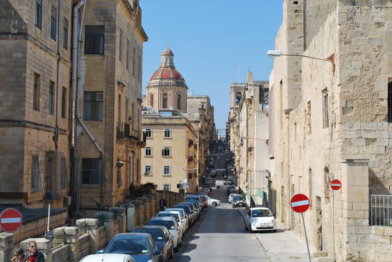 erstmal schlängelt sich der Bus durch Valletta, auch vorbei am St. Elmo´s Fort, von dem ich kein Foto habe, weil es momentan wegen Renovierung geschlossen ist und aus dem Bus fotografiert es sich so schlecht...
