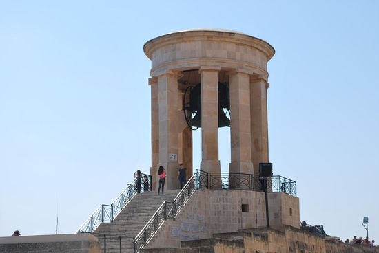 Der Glockenturm, erbaut in 1992, erinnert an die Besatzung Maltas von 1940 bis 1943