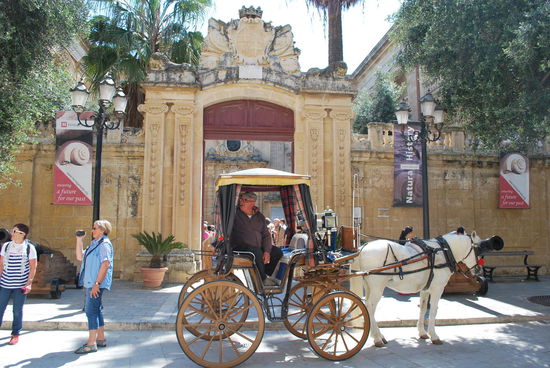 Einerseits noch bewohnt, andererseits jeden Tag geflutet von Touristenhorden, die wenigen verbliebenen Einwohner können hier z.B. auch nicht einkaufen, außer in Souvenirshops...