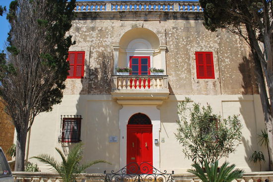 So eine knallrote Haustür hätte ich auch gern !