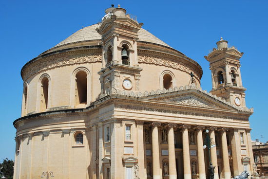 Die gewaltige Kuppel der Marienkirche von Mosta, die zu den größten der Welt zählt. Das Vorbild war wohl das Pantheon in Rom. Die Kirche fasst ca. 10.000 Menschen, wobei die Stadt Mosta nur knapp 20.000 Einwohner zählt. Leider habe ich Pech und die Kirche ist heute geschlossen, also fahre ich weiter.