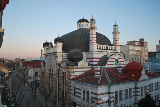 Die Synagoge von Sofia. Alles abgesperrt, hier, irgendeine Veranstaltung ist los in der Synagoge und die Polizei Bulgariens hat einfach mal die ganze Straße abgeriegelt. Und das Teil liegt praktischerweise direkt gegenüber meines Hotels - dem Scotty´s Boutique Hotel .