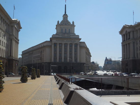 der Stalin-Zuckerbäckerstil für Gebäude ist typisch und ich mag das. Recht kompliziert ist es jedoch manchmal, die Eingänge zu den Unterführungen zu finden, um die weiten, breiten Prachtstraßen zu überwinden... Der Straßenverkehr an der Oberfläche ist rücksichtslos.