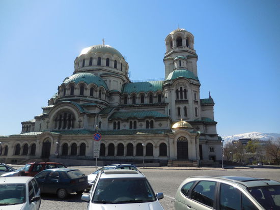 Alexander-Newsky-Kathedrale - noch gar nicht so alt, ca. 130 Jahre. Der russische Architekt der Kirche hat auch das GUM in Moskau entworfen. Eine orthodoxe Kirche, die wirklich wunderschön ist. Ich schleiche mal drumherum und suche den Eingang.