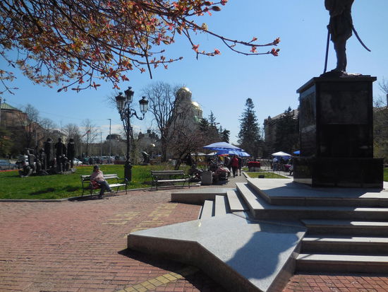 gleich in der Nähe ist ein kleiner Flohmarkt, über den ich noch schlendere, aber ich finde nichts kaufenswertes für meinen Geschmack