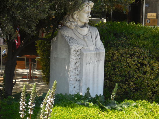 Diese Dame hieß Melina Mercouri und war eine sehr berühmte griechische Schauspielerin und später Politikerin. Sie war Kulturministerin und kandidierte für das Bürgermeisteramt von Athen, verlor die Wahl jedoch knapp und starb 1994 im Alter von 74 an Lungenkrebs.