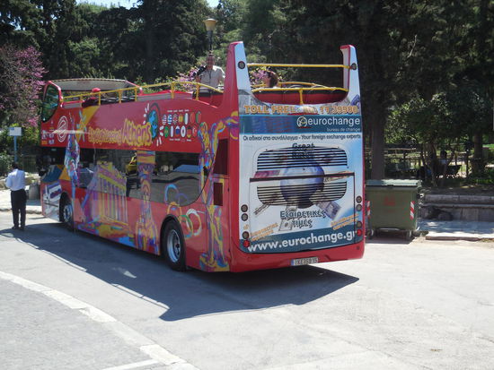 Mein Lieblings-Fortbewegungsmittel auf dieser Reise, in Athen besonders vorbildlich organisiert und personell auch an allen Haltestellen mit gut informierten Kräften besetzt, pünktlich und technisch einwandfrei. Hier in Athen macht es besonders viel Spaß, mit denen unterwegs zu sein, weil alles picobello klappt. Ganz großes Lob !