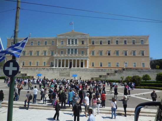 Der neuraligische Punkt ganz Griechenlands zur Zeit: Das Parlament. Was aussieht, als würden sich Menschen zu einer Demonstration gegen Troika, Sparmaßnahmen, Steuererhöhungen oder sonstige Griechenland-EURO-Rettungsmaßnahmen aufmachen, ist nur der Aufmarsch der Touristen, die sich den Wachwechsel vor dem Parlament ansehen wollen, der echt sehenswert ist.