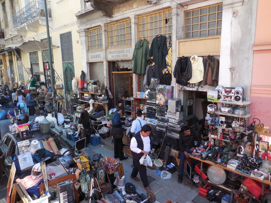 Viel weiter auf der Stadtrundfahrt bin ich nun in Monastiraki, wo es es einen tollen Flohmarkt gibt