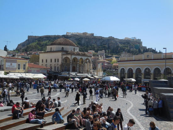 Der zentrale Platz von Monastiraki hat einen tollen Blick auf die Akropolis