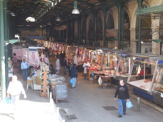 mein Tag endet auf dem Markt ganz in der Nähe von Omonia. Ich kaufe ein für mein self-catering Abendessen. Grandiose Erdbeeren zu einem unschlagbar günstigen Preis, z.B.