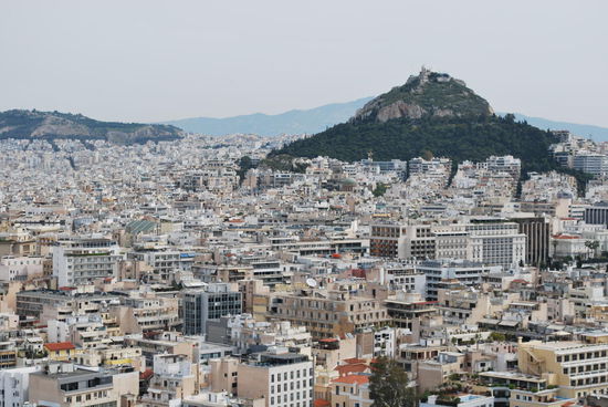 Auf dem grünen Hügel stehen auch noch ein paar antike Stätten und Athen scheint komplett weiß zu sein..