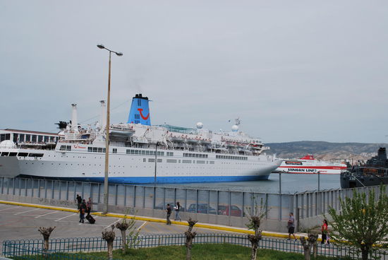 aber Piräus ist eigentlich legendärer Hafen und da sind sie ja alle schon: Kreuzfahrtschiffe, Fähren und auch Marine