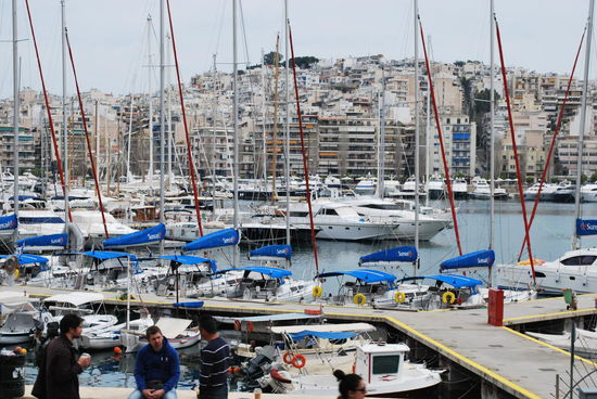 Es gibt aber auch Viertel, die sehr hip sind, da liegen in den Yachthäfen Millionen von Euro´s und an Land kann man sehr hübsch feiern gehen in den entsprechenden Etablissements