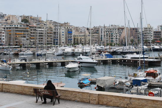 WAS muss diese alte griechische Dame angesichts ihres Anblickes denken ?