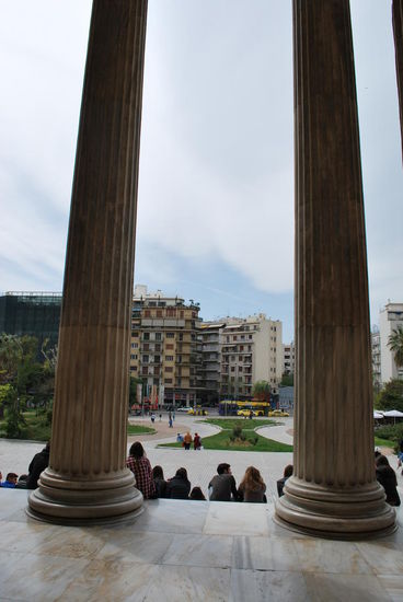 hinaus aus dem Museum. Ich muss jetzt noch einkaufen, irgendwo was essen und dann zurück ins Hotel, weil morgen ist meine City-Tour beendet.