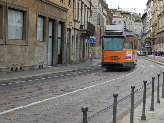 by the way: Mailänder lieben ihre etwas antiquierte Straßenbahn...