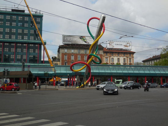 Nähnadel mit Faden vorm Bahnhof Cadorna