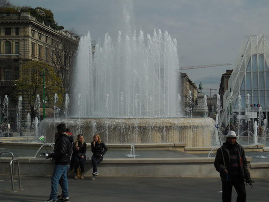 Hier geht´s schon los: Man sieht es schlecht, aber was die beiden Straßenverkäufer im Vordergrund zu verkaufen haben, sind Teleskop-Arme für Handy´s zum bequemeren Selfie-machen. Ab morgen werden diese Teleskop-Stöcker für mich zum Hass-Gegenstand...