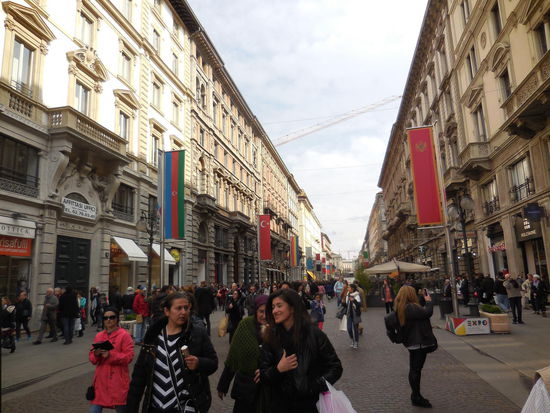 Fußgängerzone in Mailand...Shopping...Gelato und weiter