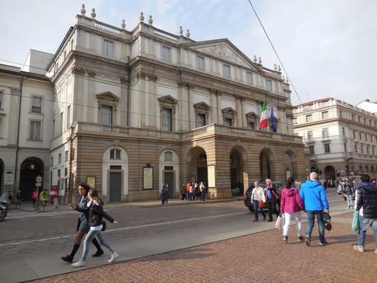 Wieder an der eigentlich recht unscheinbaren Oper La Scala, heute gibt es übrigens das Ballett "Giselle". Hinein kann man außerhalb der Aufführungen hin und wieder auch, abhängig vom Spiel- und Probenplan.
