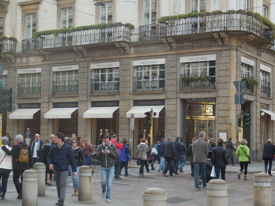 Eine der unzähligen Designer-Boutiquen in Mailand: Trussardi. Selbstverständlich findet man auch problemlos alle anderen Designer Italiens, die ebenfalls krank teuer sind und trotzdem scheint es genug Leute zu geben, die sich das Zeug leisten können - und wollen.