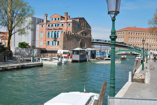 Geht schon gleich gut los, im Hintergrund noch die neue Ponte della Costituzione, mit der ich vor ca. 60 Minuten noch gekämpft habe...