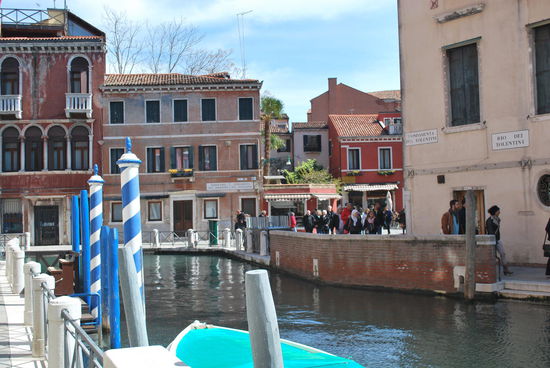 20 m entfernt von den hässlichen Parkhäusern an der Piazzale Roma befindet man sich schon mitten in Venedig und staunt nur noch.