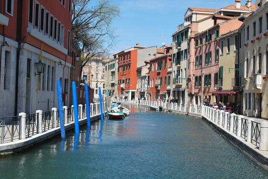 Die Orientierung fängt an, mir egal zu werden. Jede Ecke von Venedig ist traumschön und praktisch alle Wege führen irgendwann und irgendwie zum Markusplatz.