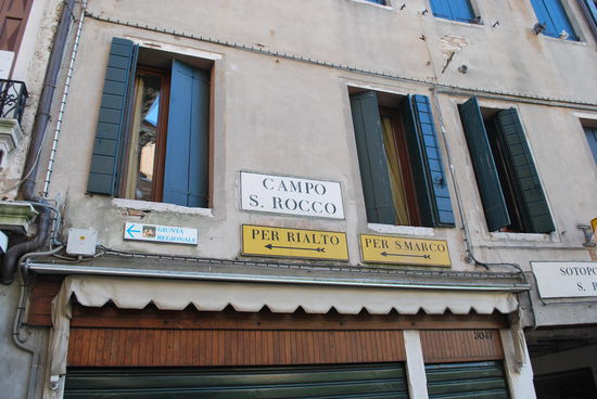 Ach, und die berühmten gelben Hinweisschilder gibt es ja schließlich auch noch...