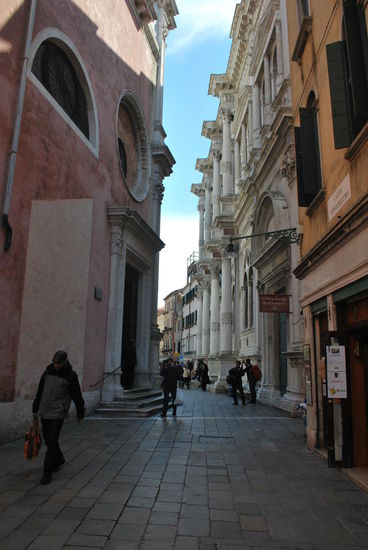 wahrscheinlich laufen hier sogar ein paar echte Venezianer durch´s Bild...