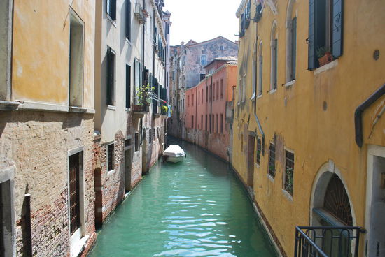 Ob es wohl schön ist, hier zu leben ? Ich weiß nicht. Jedenfalls ist es entsetzlich teuer, sicherlich oft unbequem und jeden Tag mit den Touristenhorden klar zu kommen, muss den verbliebenen ca. 60.000 Venezianern auch fürchterlich auf den Keks gehen...