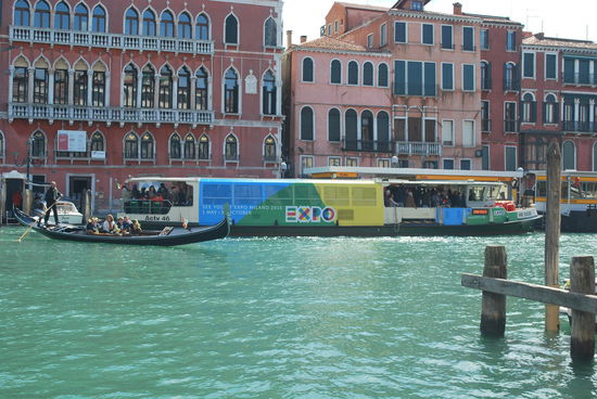 Vaporetto - es gelten zum Schutz der Gebäude strenge Geschwindigkeitsbegrenzungen, um den Wellenschlag so niedrig wie möglich zu halten zum Schutz der Gebäude