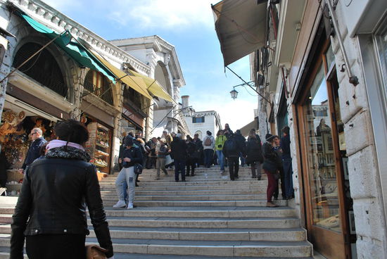 Die Rialtobrücke war früher die einzige Querung des Canale Grande. Heute ist sie TOP-Fotospot, Souvenirverkaufsarena und meistens brechend voll. So voll, dass manchmal gar nichts mehr geht und man im Gedränge regelrecht feststeckt. Ein Wunder, dass die Brücke noch nicht zusammengebrochen ist...